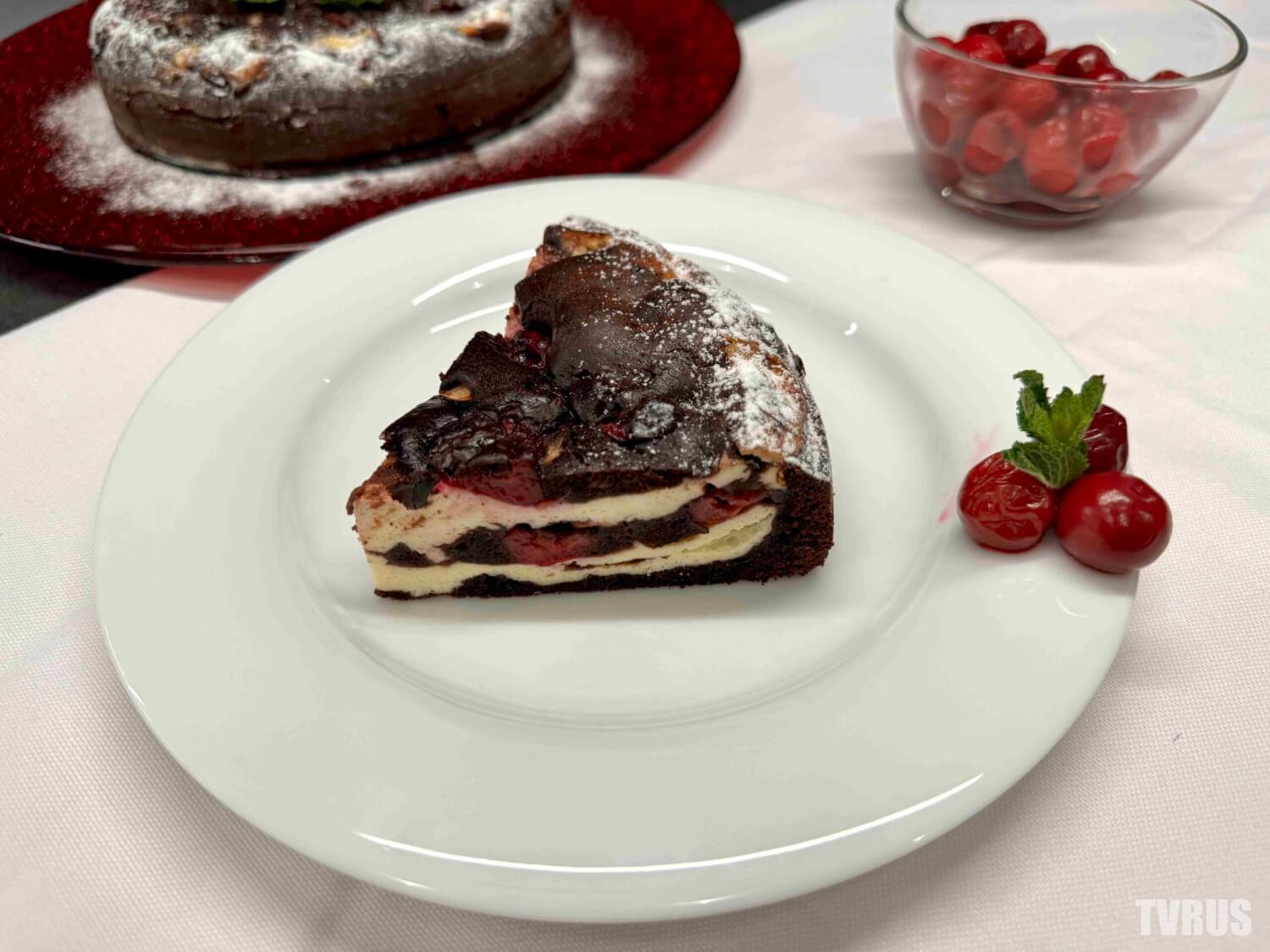 Готовый брауни с творогом и вишней