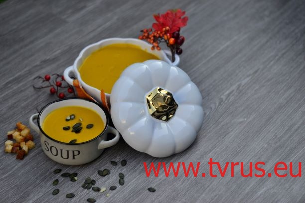 krem-sup-iz-tykvy-s-suharikami-i-tykvennymi-semechkami