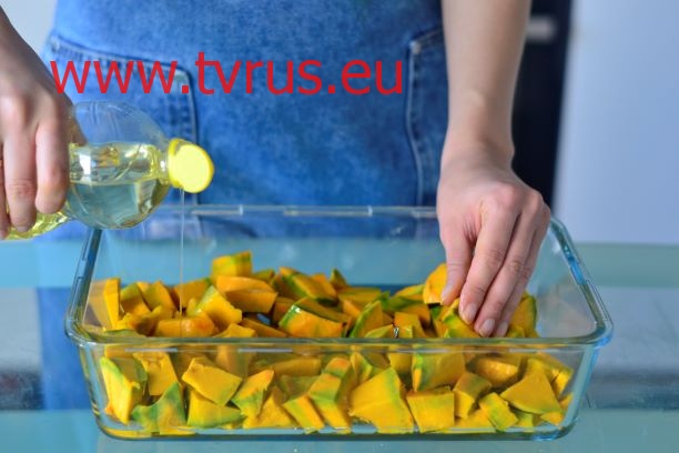тыкву поливают маслом