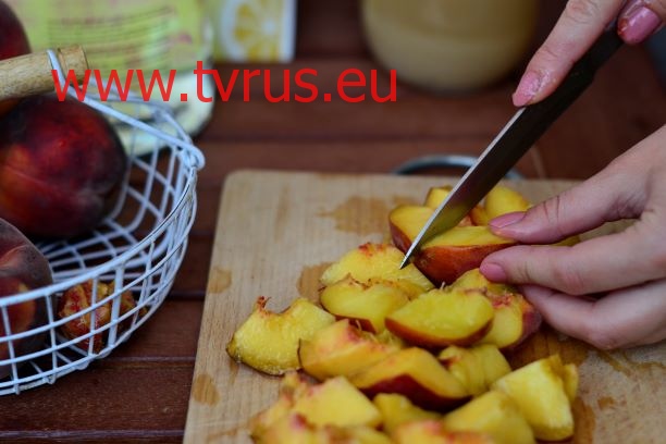 нарезанные персики