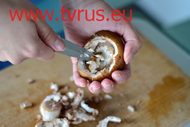 делаем углубление в грибах