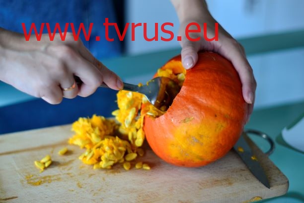 убираем мякоть тыквы