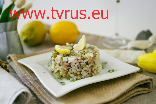 салат с рисом и тунцом