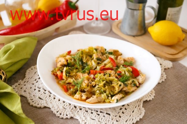 Тушеная капуста с перцем и мясом