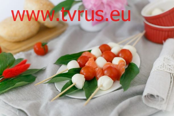 Шашлычок из моцареллы и черри