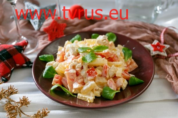 Салат с ананасом