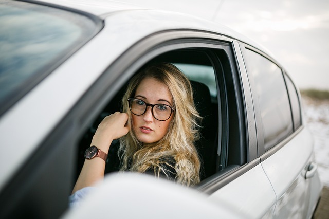 девушка в авто