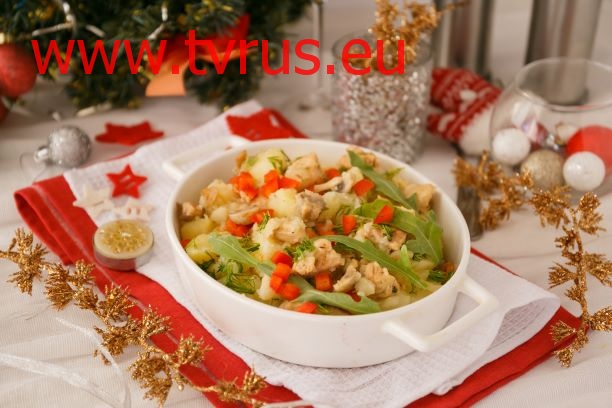 Тушеный картофель с грибами и курицей