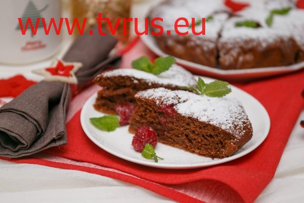 Какао-пирог на сгущенке с малиной