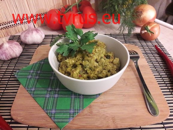 Пряная каша из зелёного гороха с луком